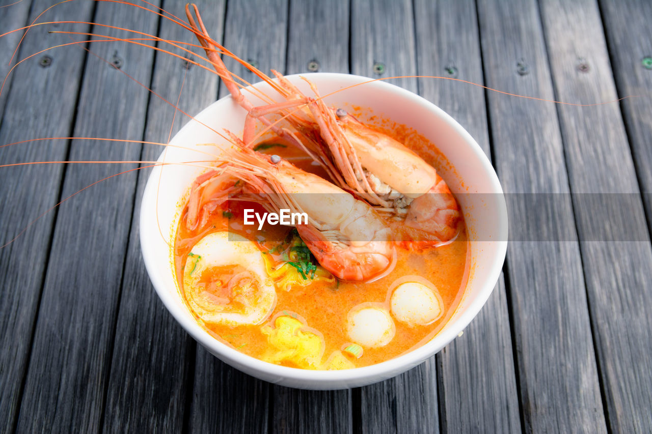 HIGH ANGLE VIEW OF FRESH NOODLES IN BOWL ON TABLE