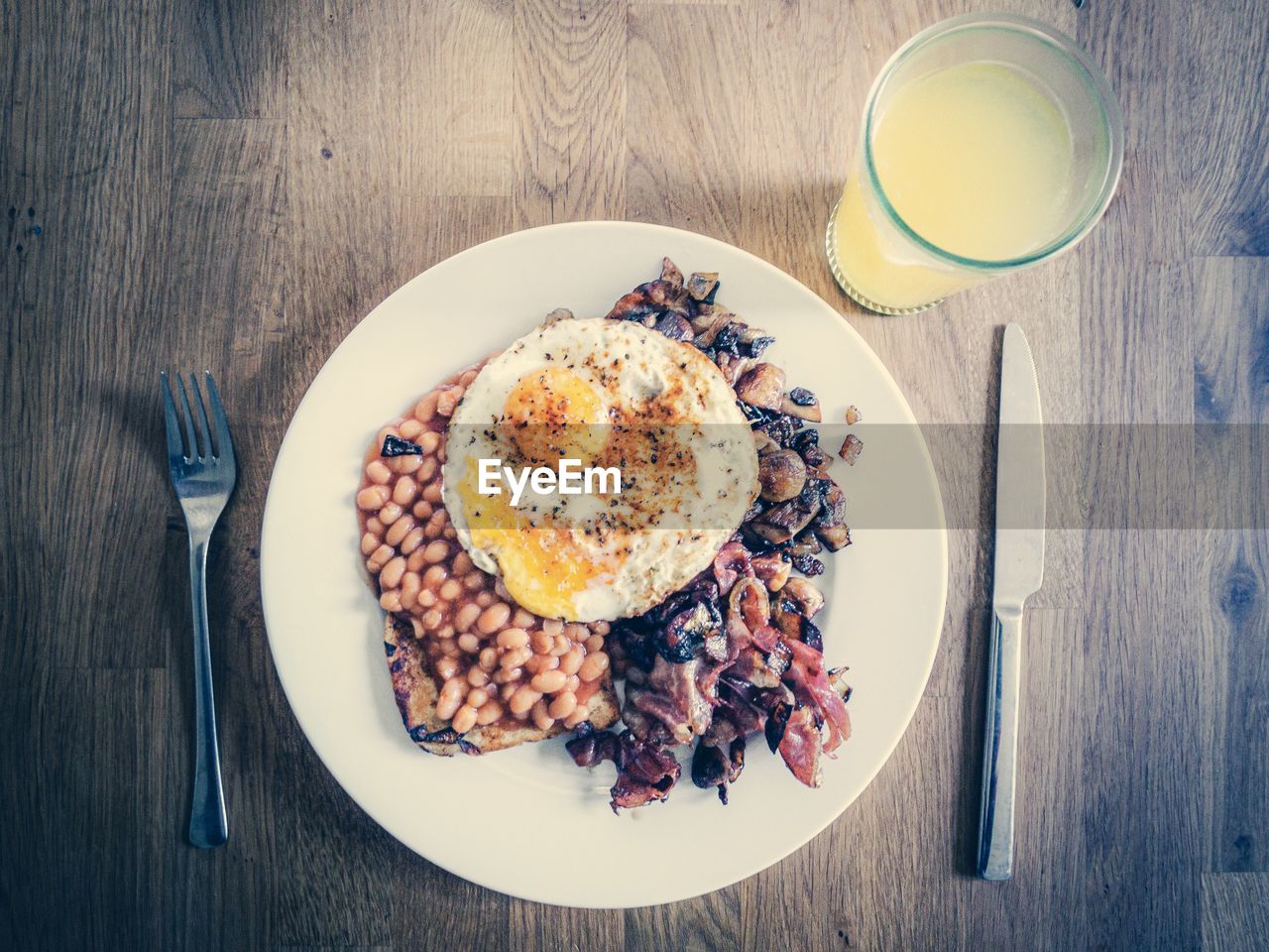 DIRECTLY ABOVE SHOT OF FOOD SERVED ON TABLE