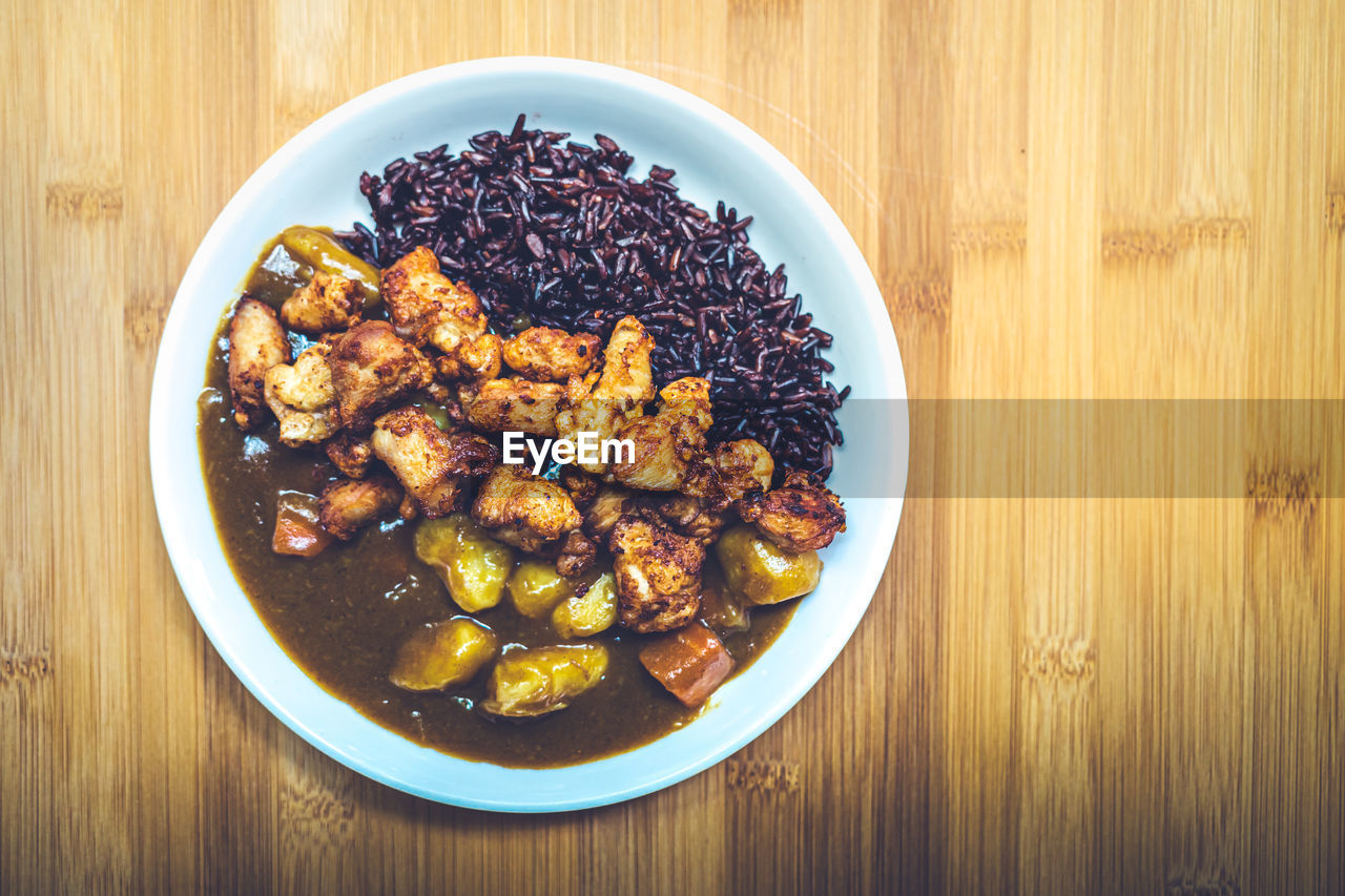 HIGH ANGLE VIEW OF MEAL SERVED IN BOWL