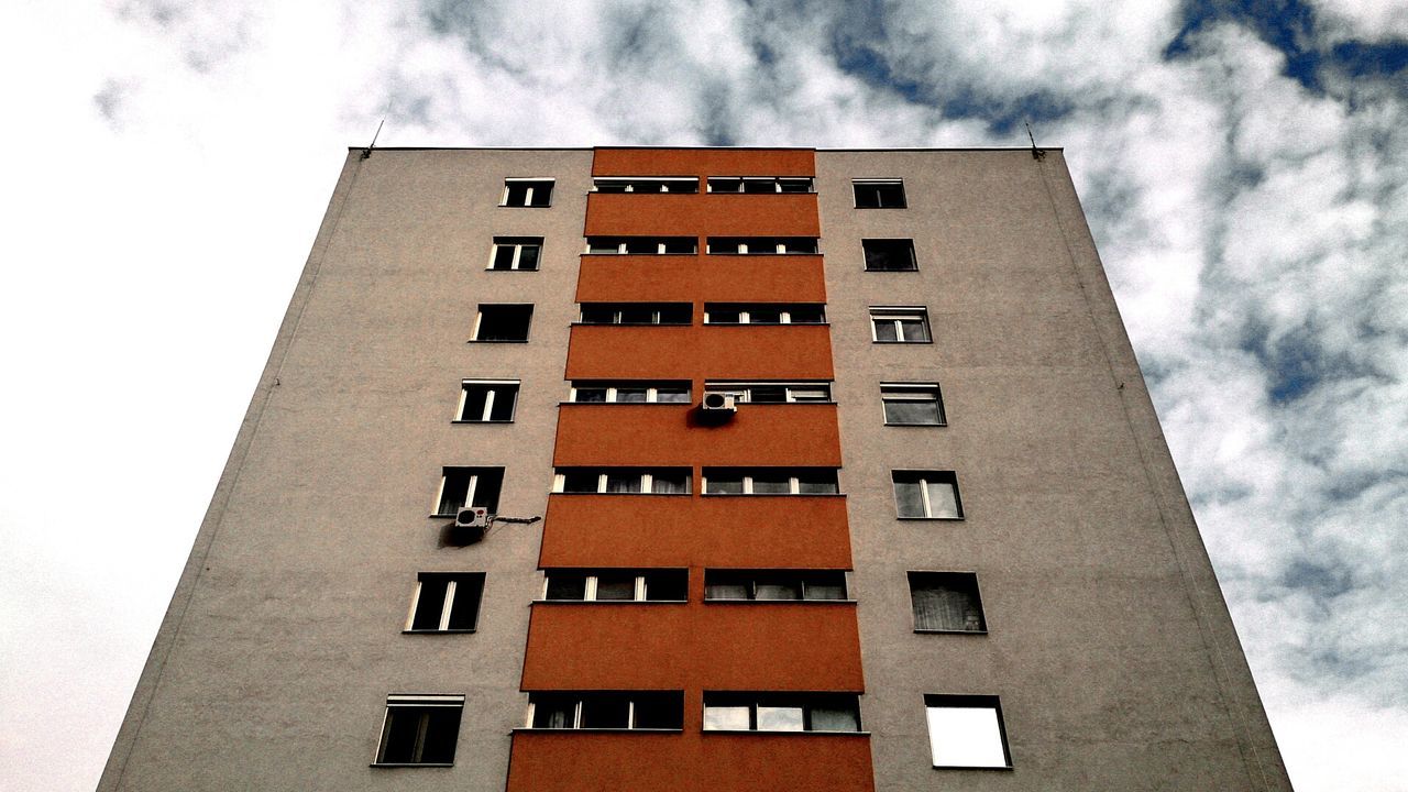 LOW ANGLE VIEW OF BUILDINGS AGAINST SKY