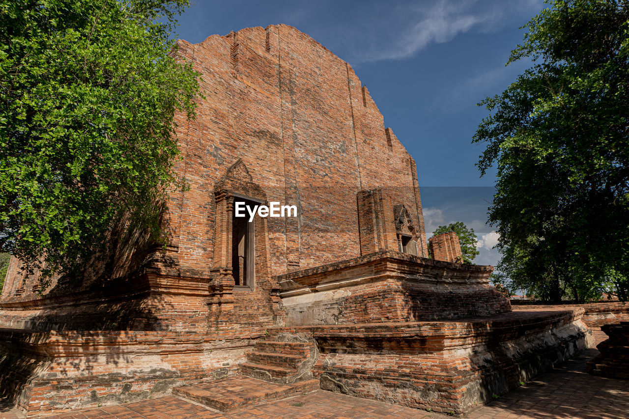 Old ruins of building against sky