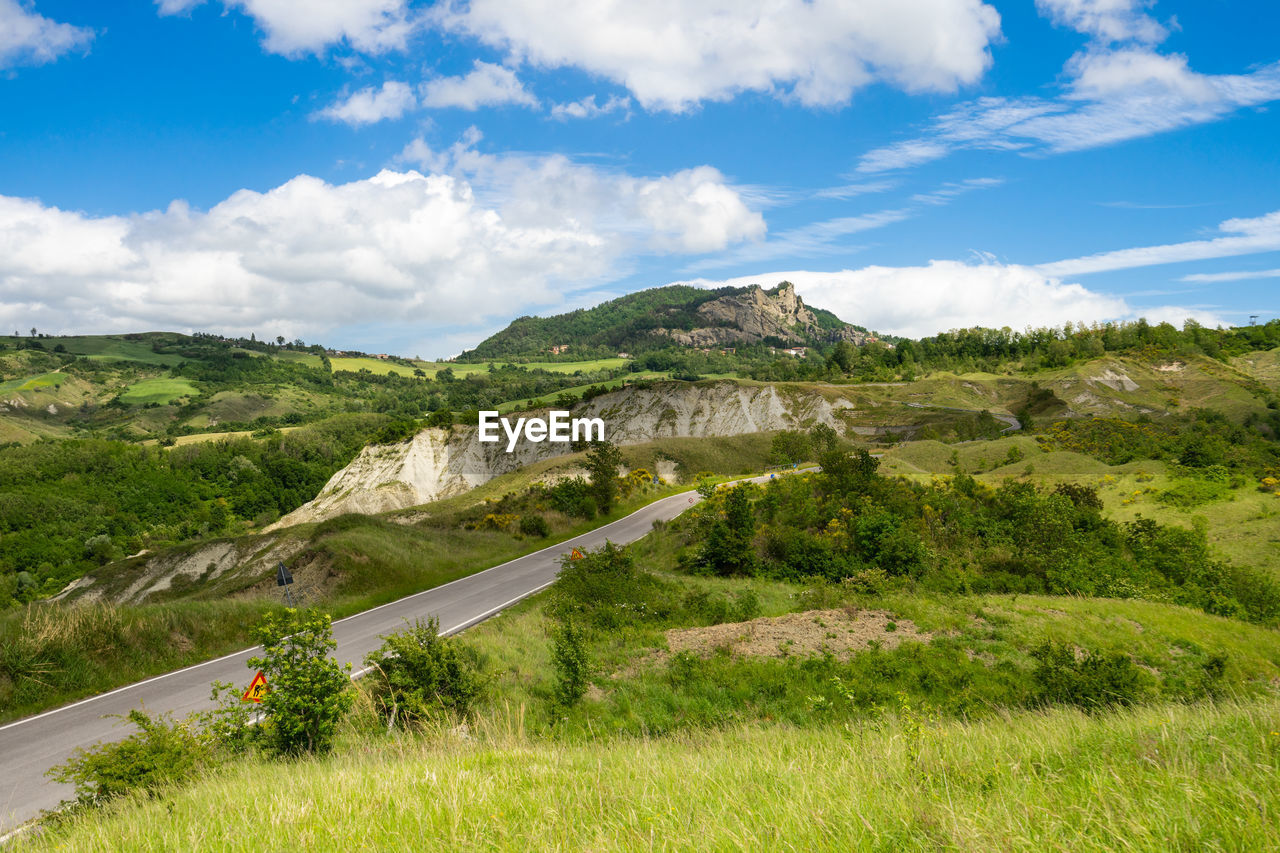 Road that crosses the ridge of the badlands to get to perticara