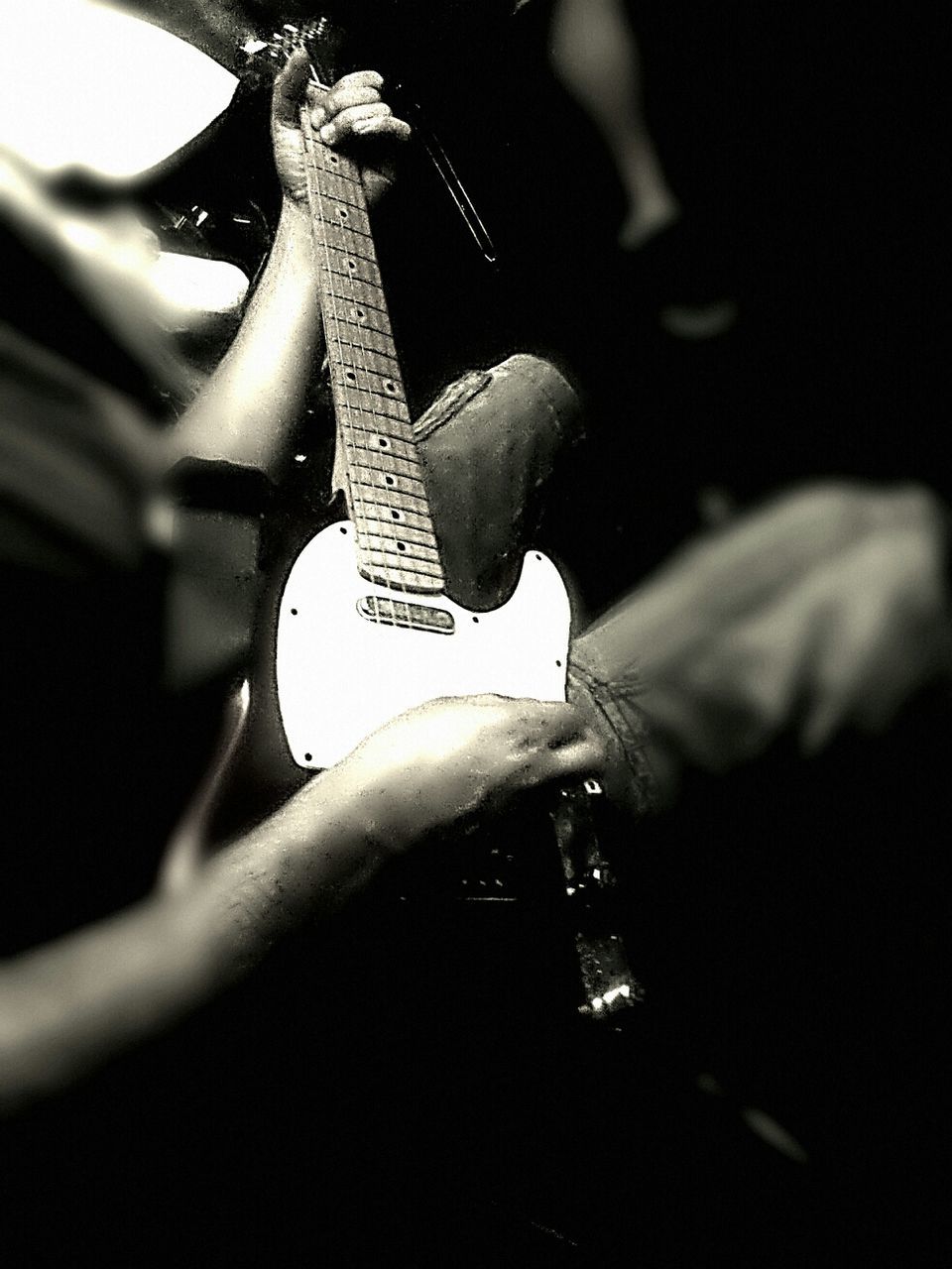 CROPPED IMAGE OF PERSON HOLDING GUITAR