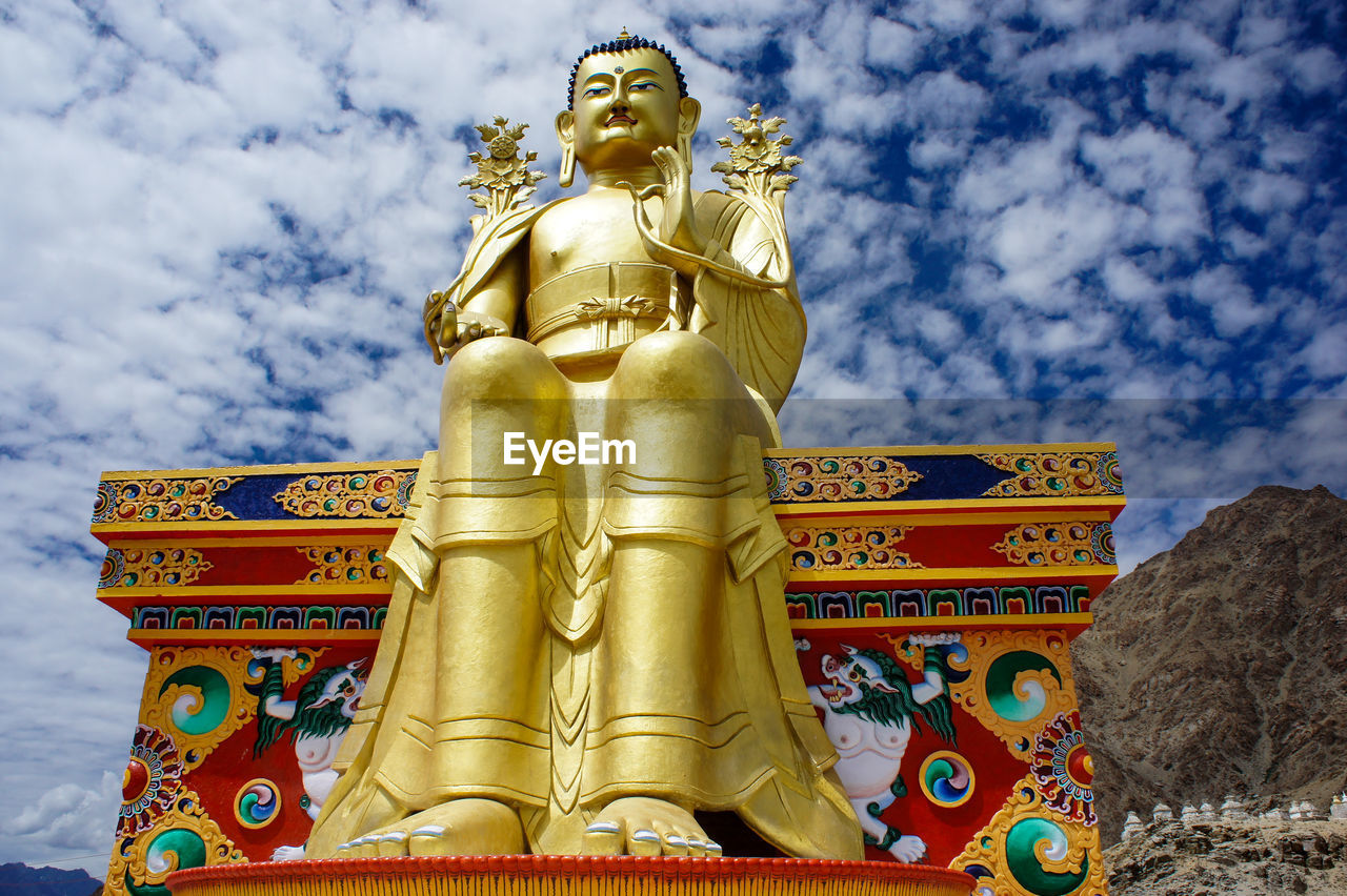 LOW ANGLE VIEW OF STATUE AGAINST SKY