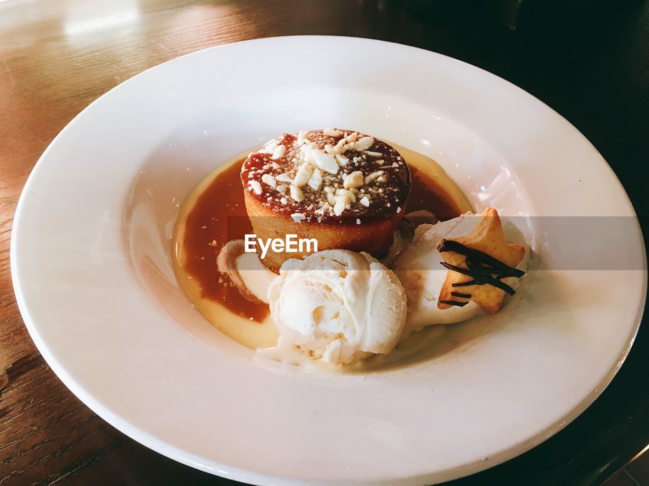 CLOSE-UP OF ICE CREAM IN PLATE