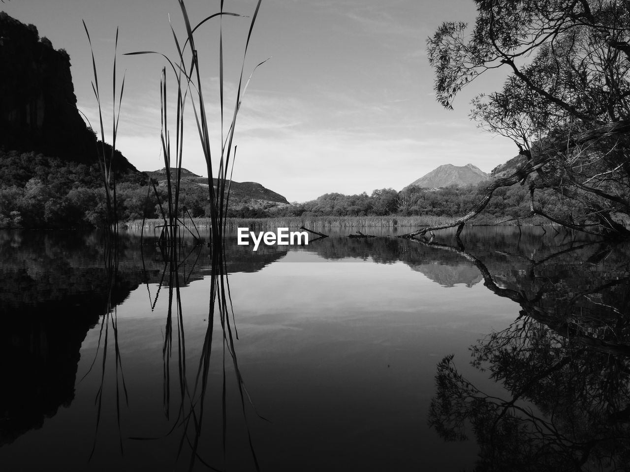 SCENIC VIEW OF LAKE BY MOUNTAIN AGAINST SKY