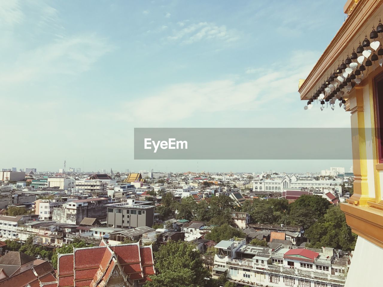 HIGH ANGLE VIEW OF RESIDENTIAL DISTRICT BY SEA AGAINST SKY