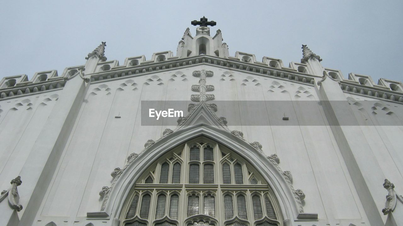 LOW ANGLE VIEW OF TEMPLE AGAINST SKY