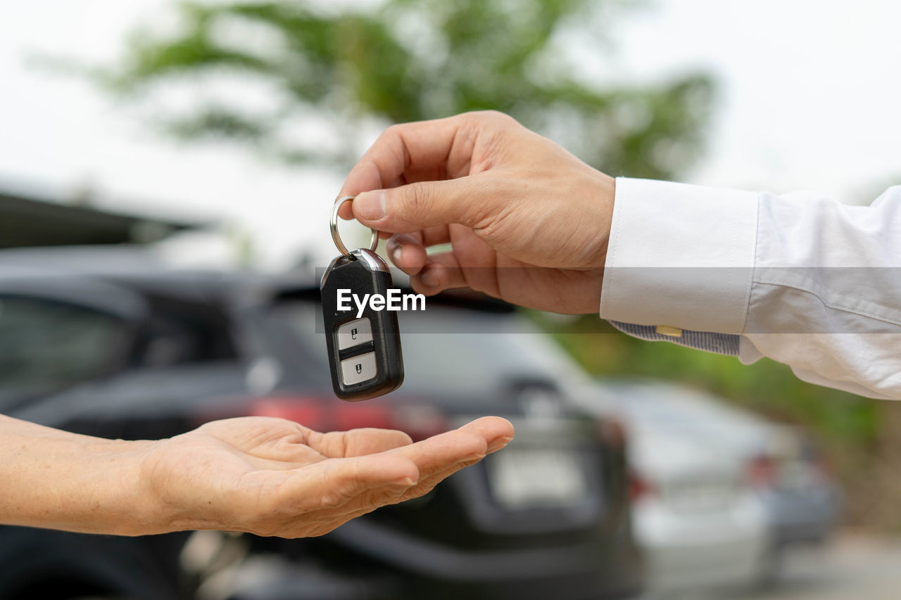 CLOSE-UP OF HAND HOLDING HANDS