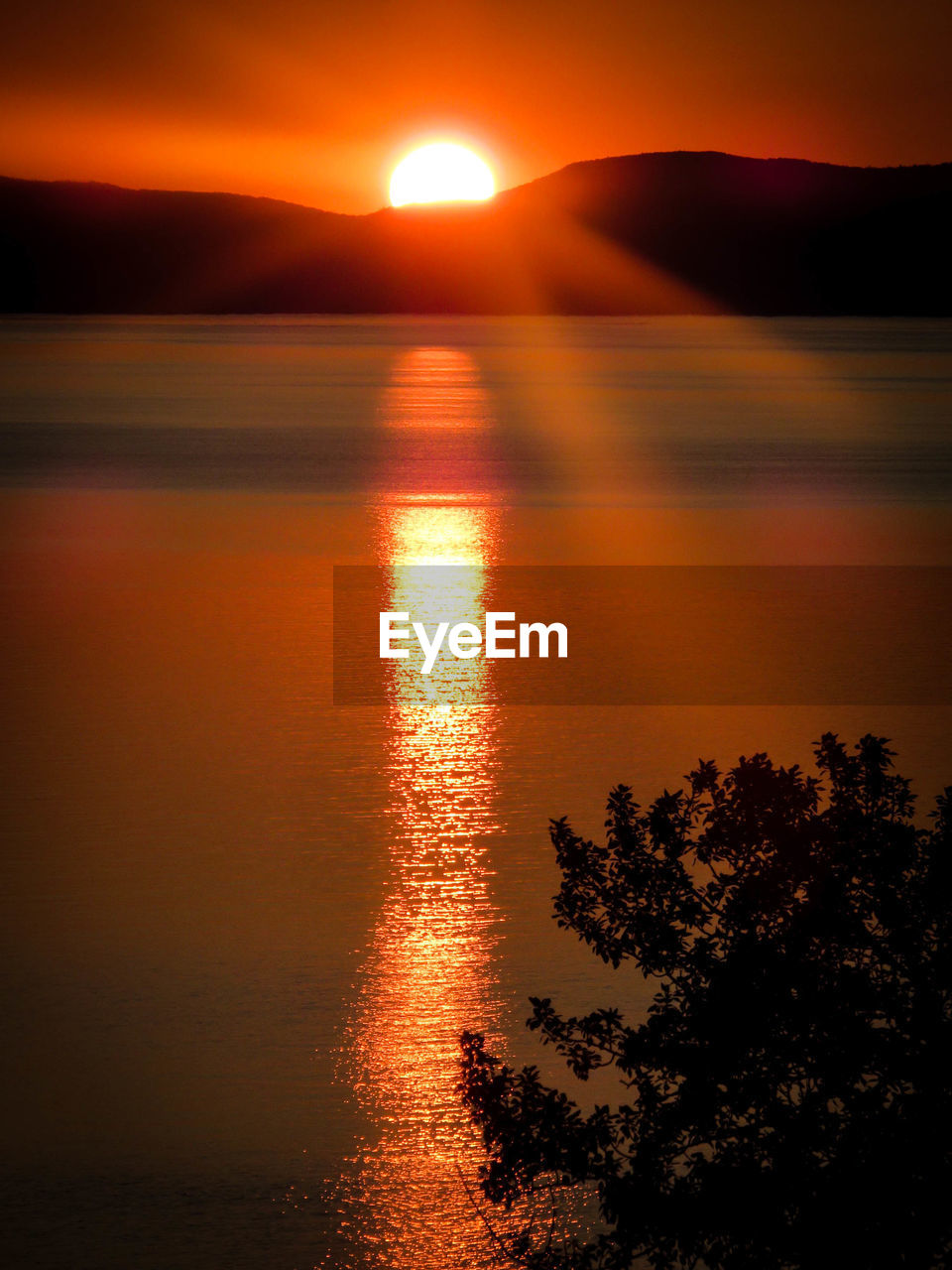 SCENIC VIEW OF SEA AGAINST SKY AT SUNSET