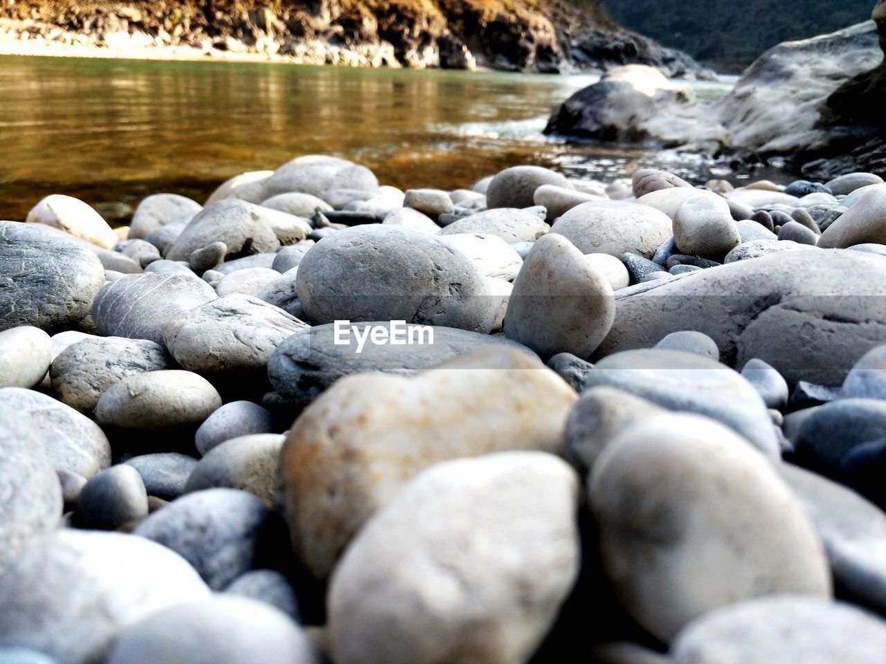 SURFACE LEVEL OF PEBBLES ON SHORE