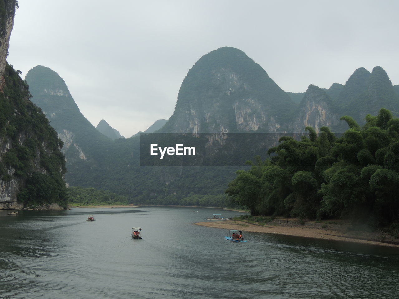 SCENIC VIEW OF RIVER AND MOUNTAIN AGAINST SKY