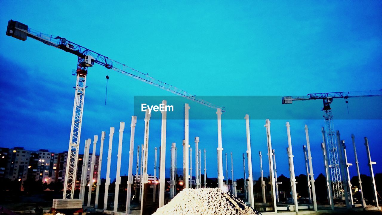 LOW ANGLE VIEW OF BUILT STRUCTURE AGAINST BLUE SKY