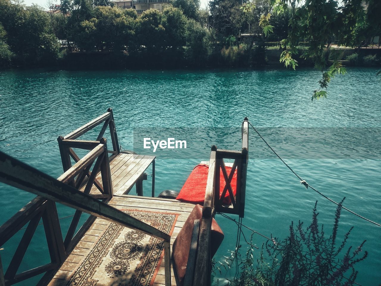 HIGH ANGLE VIEW OF BOATS IN LAKE