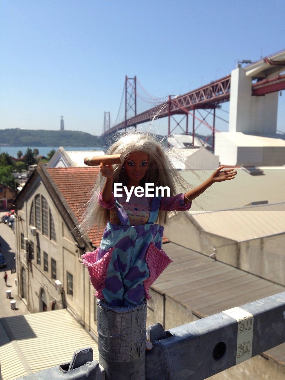 PORTRAIT OF HAPPY YOUNG WOMAN STANDING AGAINST BUILT STRUCTURE