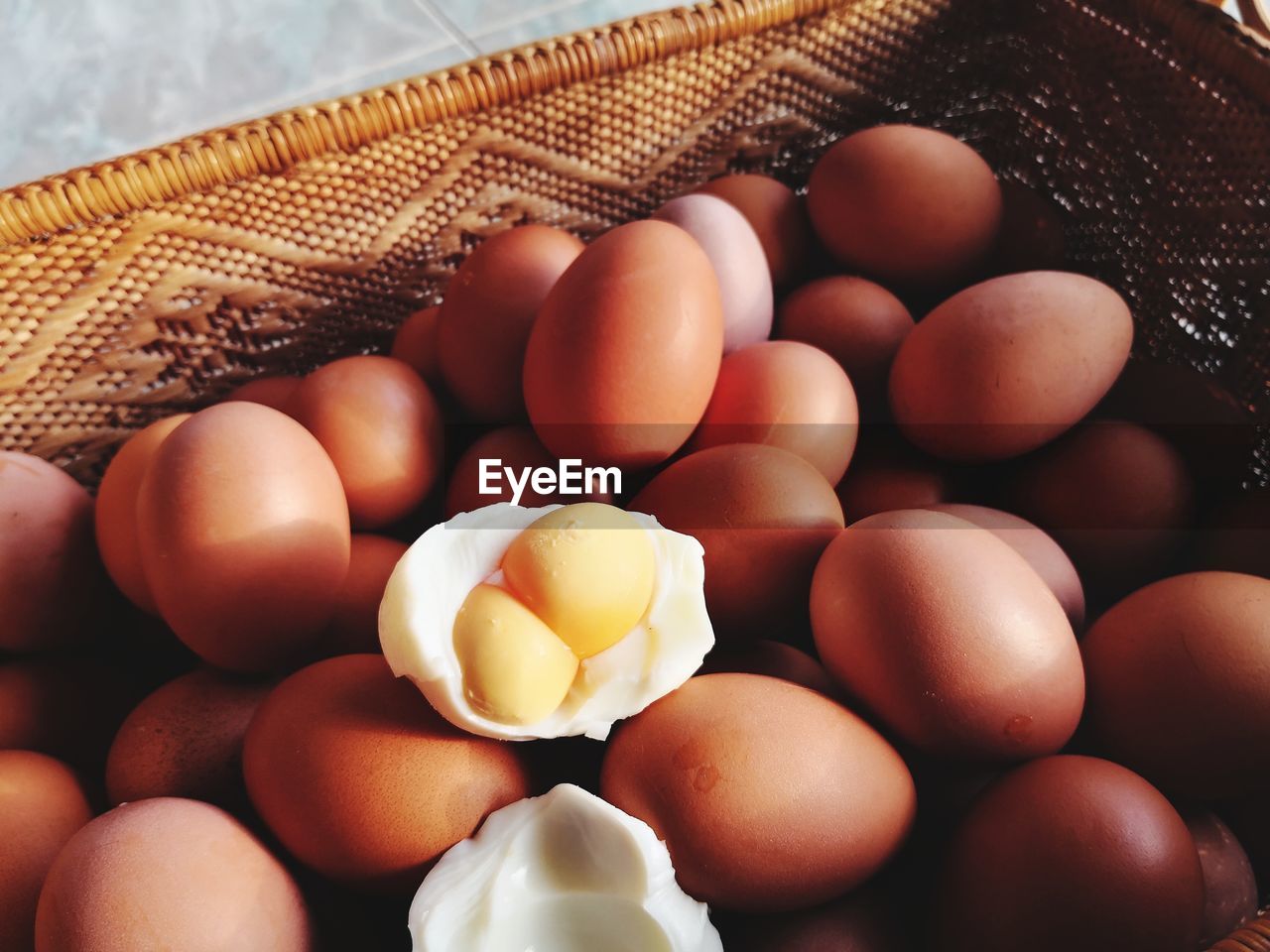 FULL FRAME SHOT OF EGGS IN MARKET