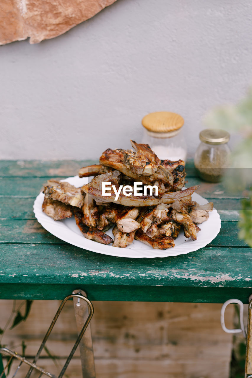 HIGH ANGLE VIEW OF FOOD IN CONTAINER ON TABLE