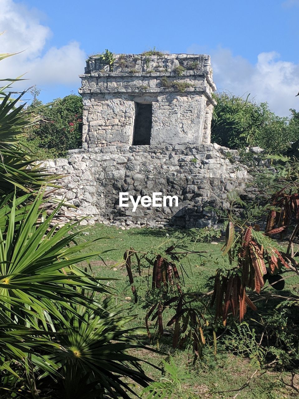 LOW ANGLE VIEW OF OLD BUILDING AGAINST SKY