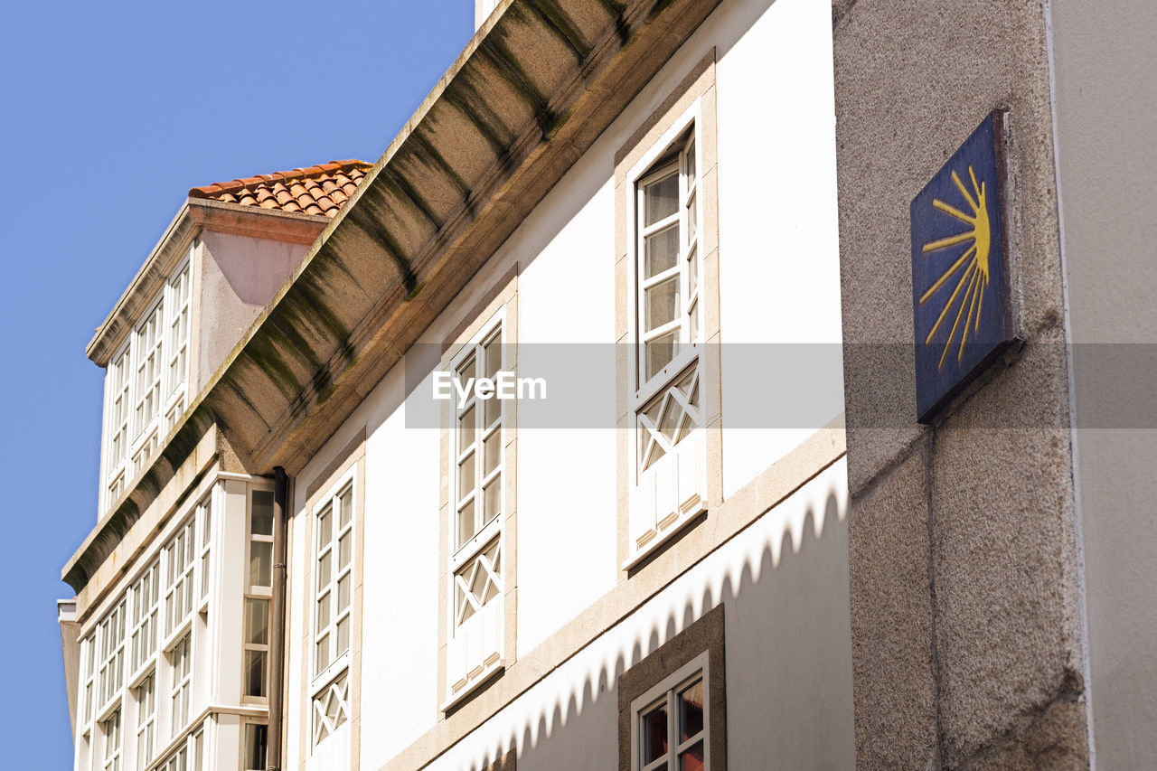 LOW ANGLE VIEW OF RESIDENTIAL BUILDING AGAINST SKY