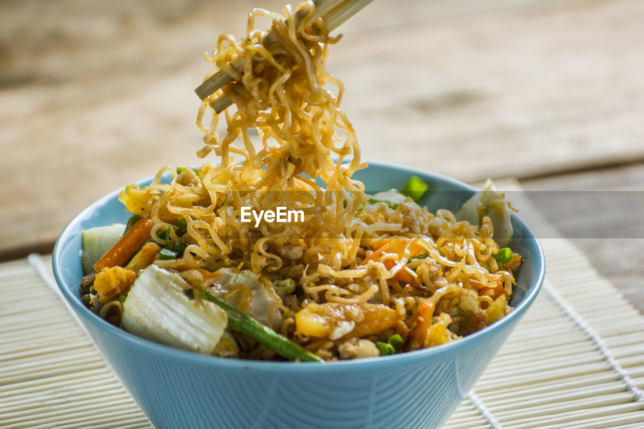 CLOSE-UP OF FRESH SALAD IN BOWL