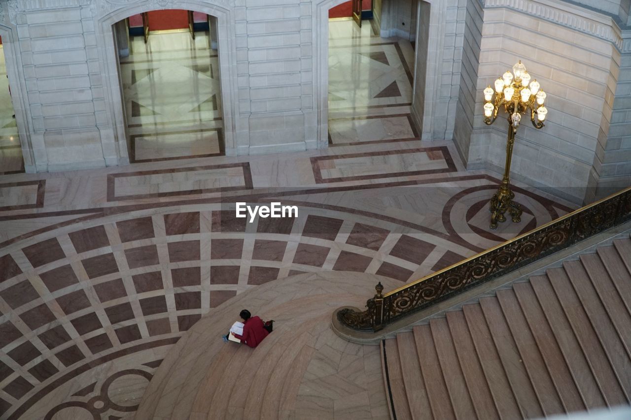 HIGH ANGLE VIEW OF STAIRCASE IN BUILDING