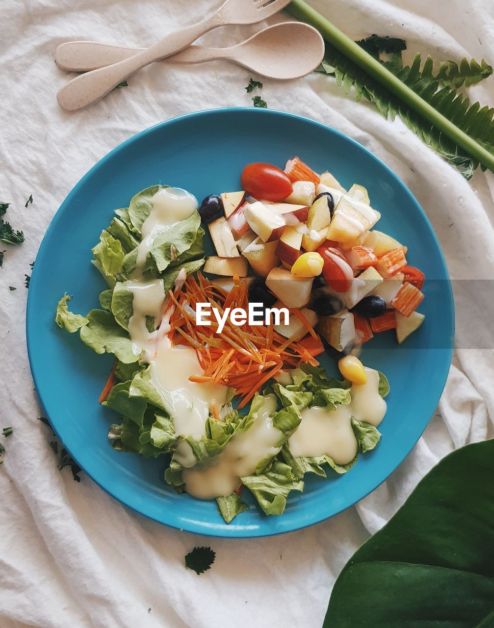 HIGH ANGLE VIEW OF FOOD IN BOWL