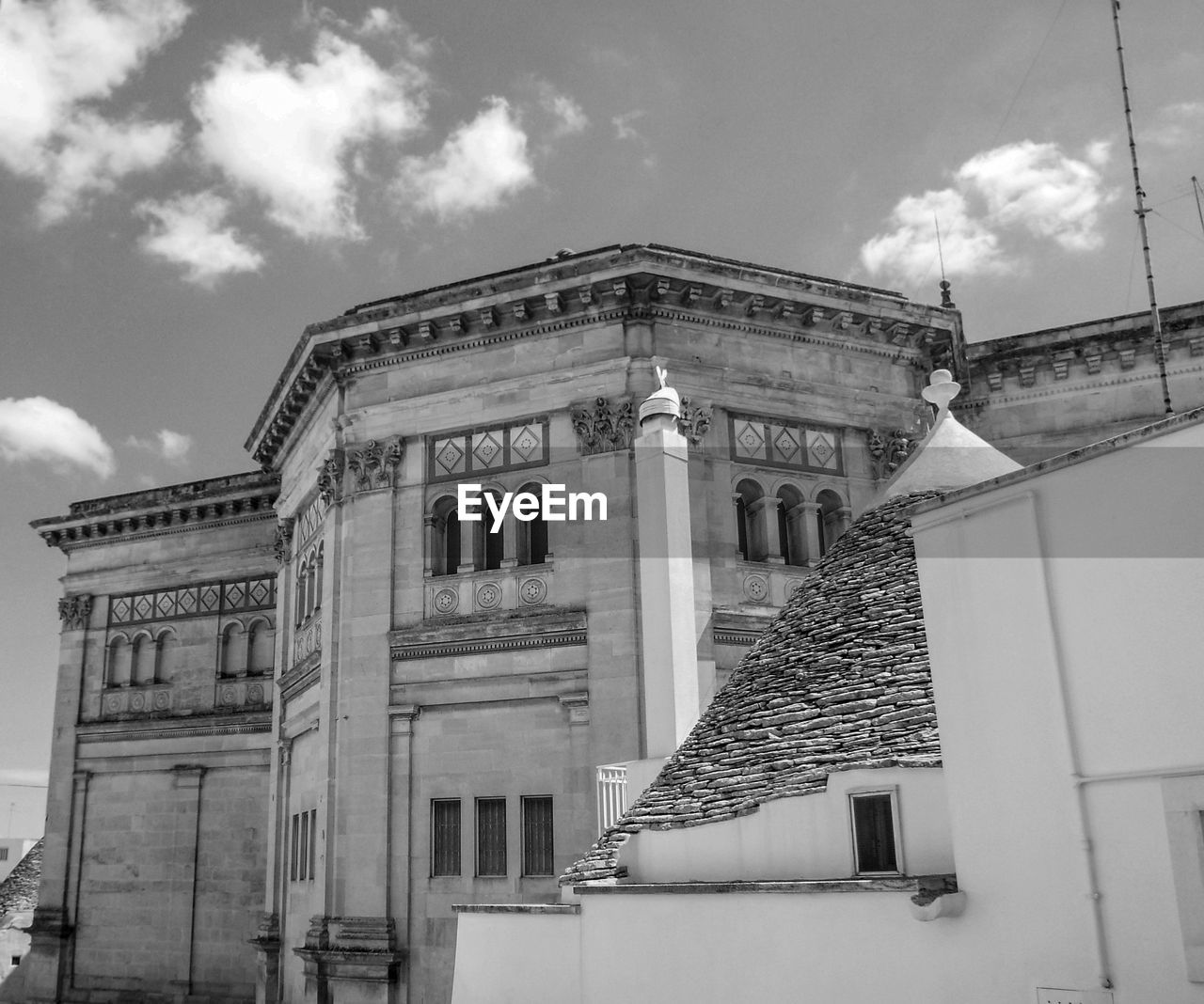 LOW ANGLE VIEW OF HISTORIC BUILDING AGAINST SKY