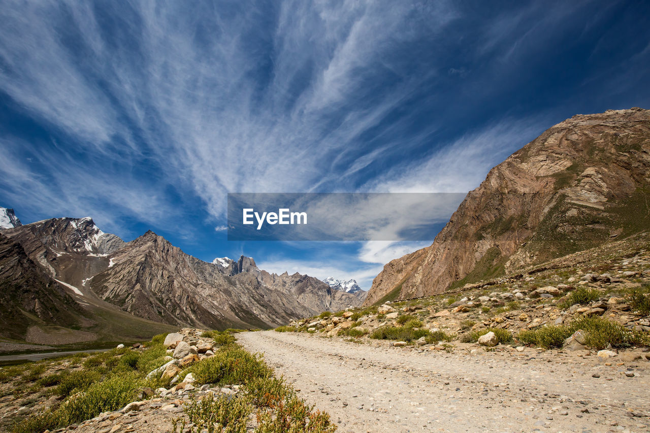 SCENIC VIEW OF MOUNTAIN ROAD AGAINST SKY