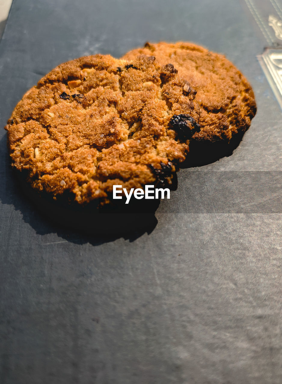 HIGH ANGLE VIEW OF COOKIES IN CONTAINER ON PLATE