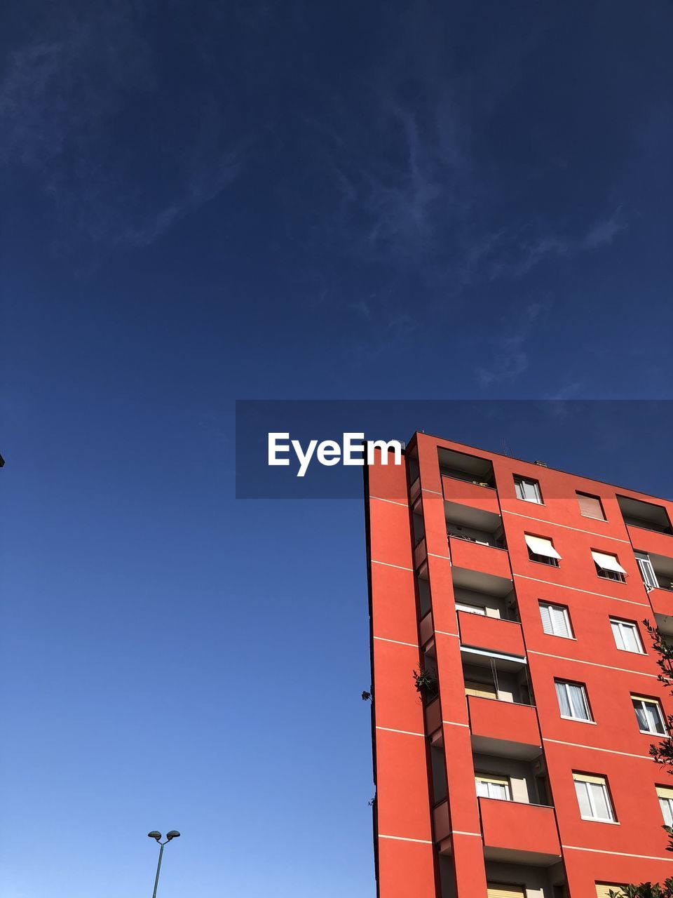 LOW ANGLE VIEW OF MODERN BUILDING AGAINST SKY