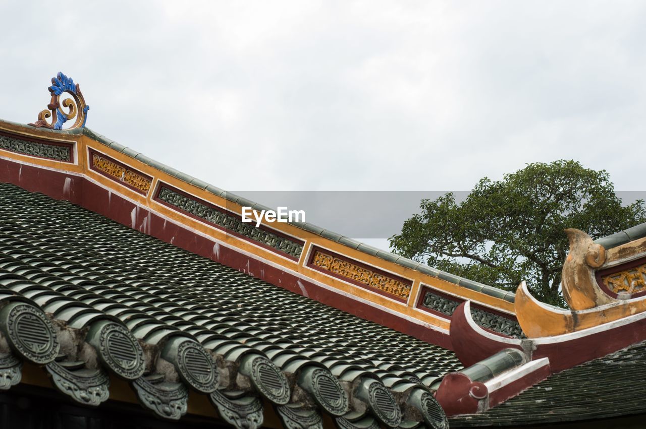 LOW ANGLE VIEW OF ROOF AGAINST BUILDING