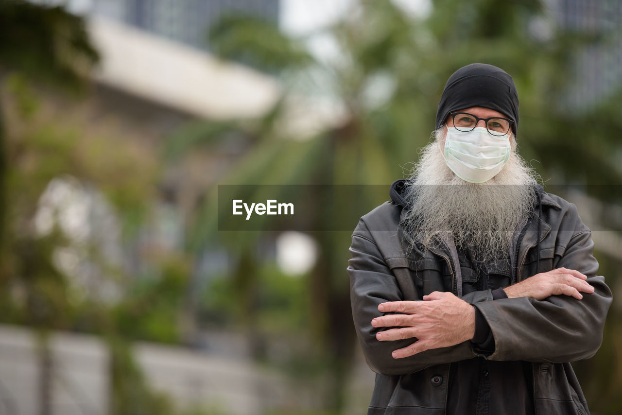 PORTRAIT OF MAN WEARING MASK