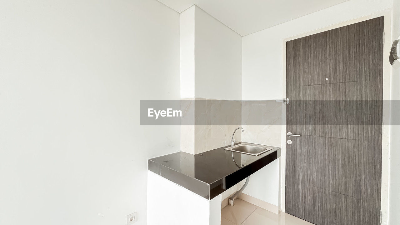 indoors, home interior, home, domestic room, architecture, furniture, luxury, wealth, room, no people, bathroom, plumbing fixture, home showcase interior, floor, building, interior design, built structure, white, lifestyles, sparse, sink, flooring, simplicity, wall - building feature, apartment, house
