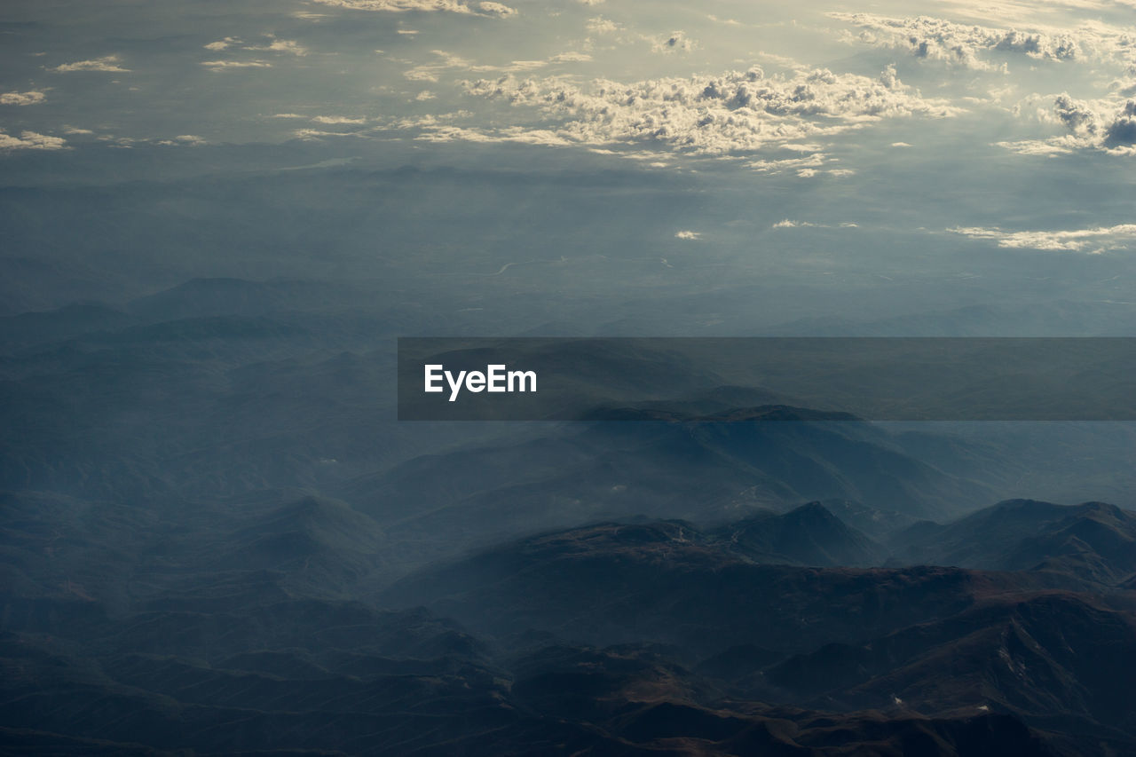 AERIAL VIEW OF SNOWCAPPED MOUNTAIN AGAINST SKY