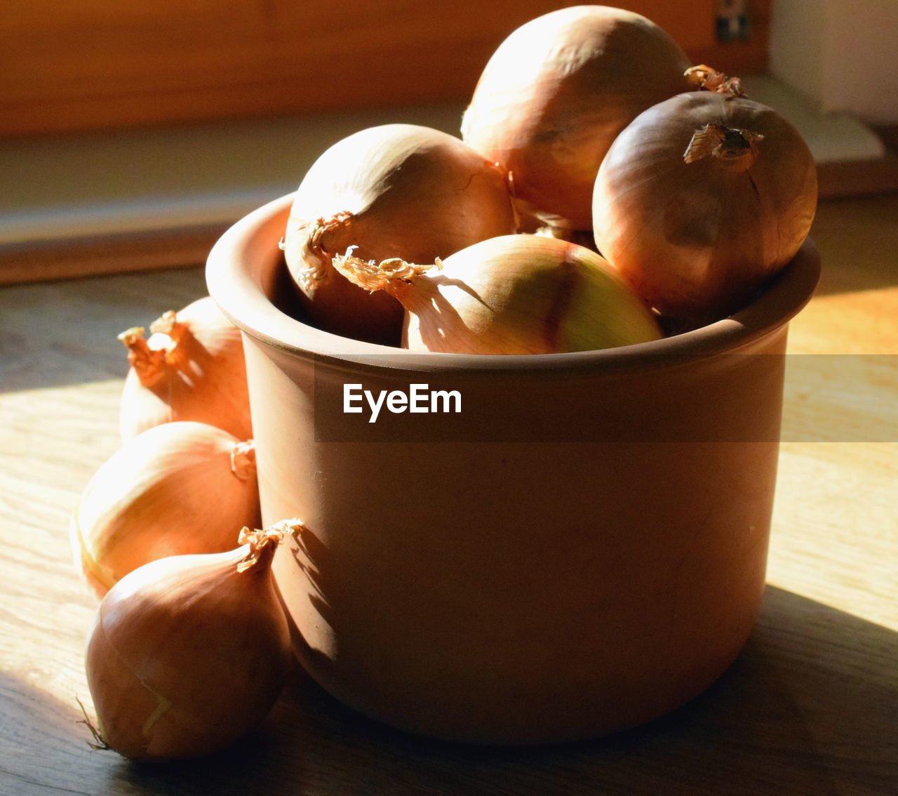 CLOSE-UP OF FRUIT IN BOWL