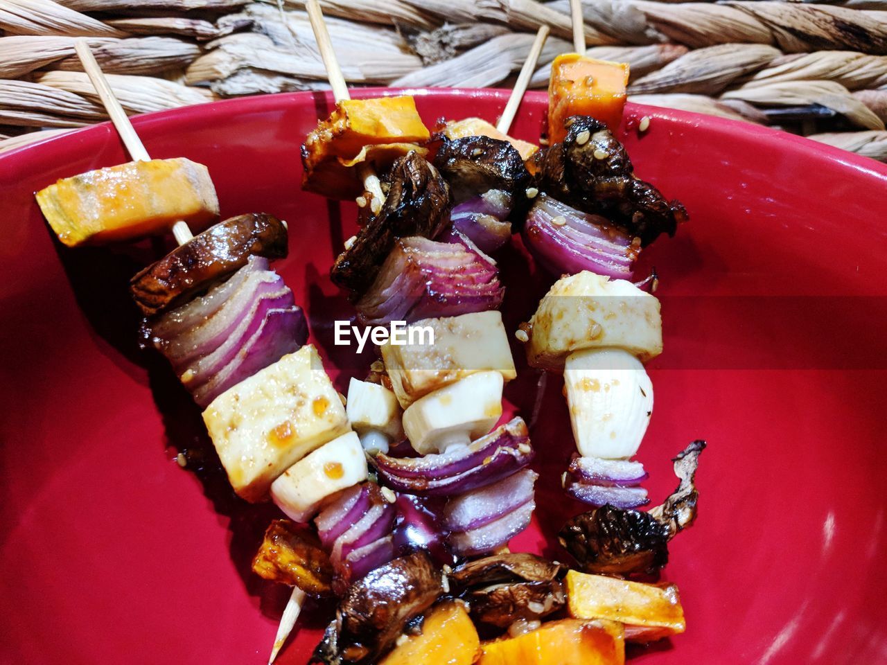 CLOSE-UP OF FRESH FOOD IN PLATE