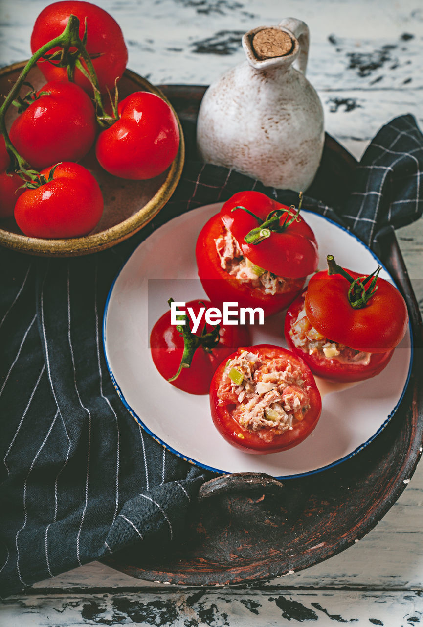 HIGH ANGLE VIEW OF CHERRIES IN BOWL