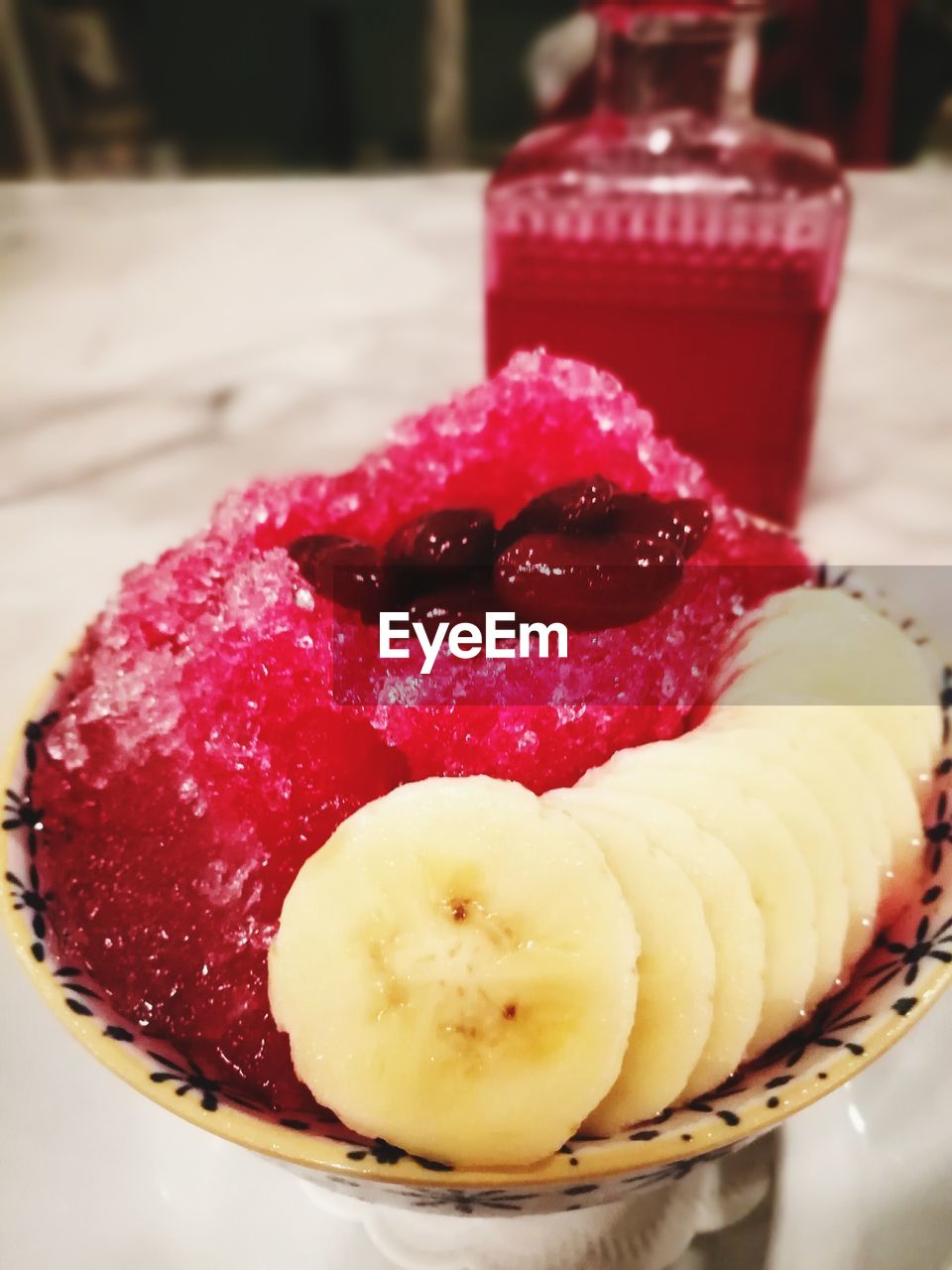 CLOSE-UP OF STRAWBERRY CAKE