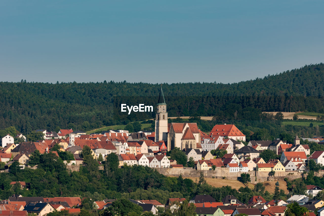 HIGH ANGLE VIEW OF TOWNSCAPE AND BUILDINGS AGAINST SKY