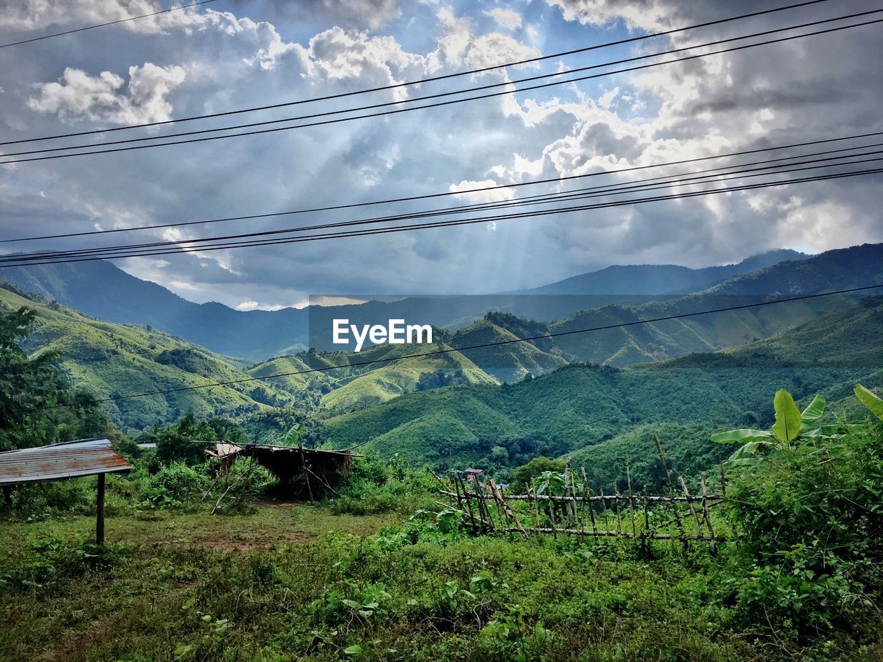 SCENIC VIEW OF LANDSCAPE AGAINST MOUNTAINS