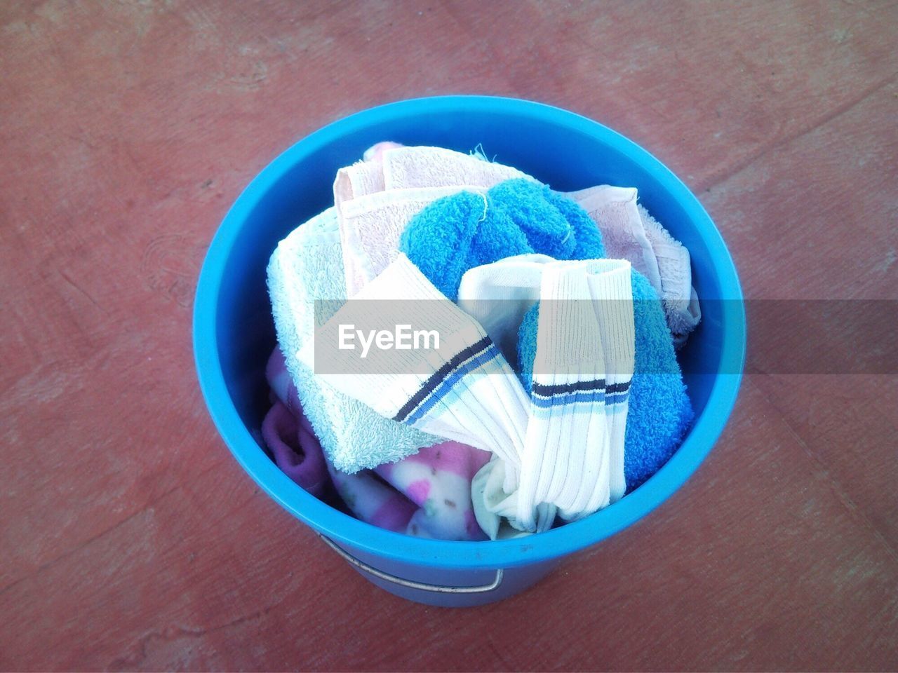 HIGH ANGLE VIEW OF MULTI COLORED CANDIES IN BOWL