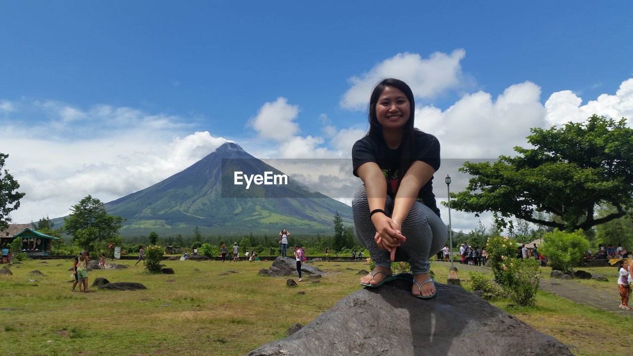 Portrait of young woman and the beautiful mayon volcano