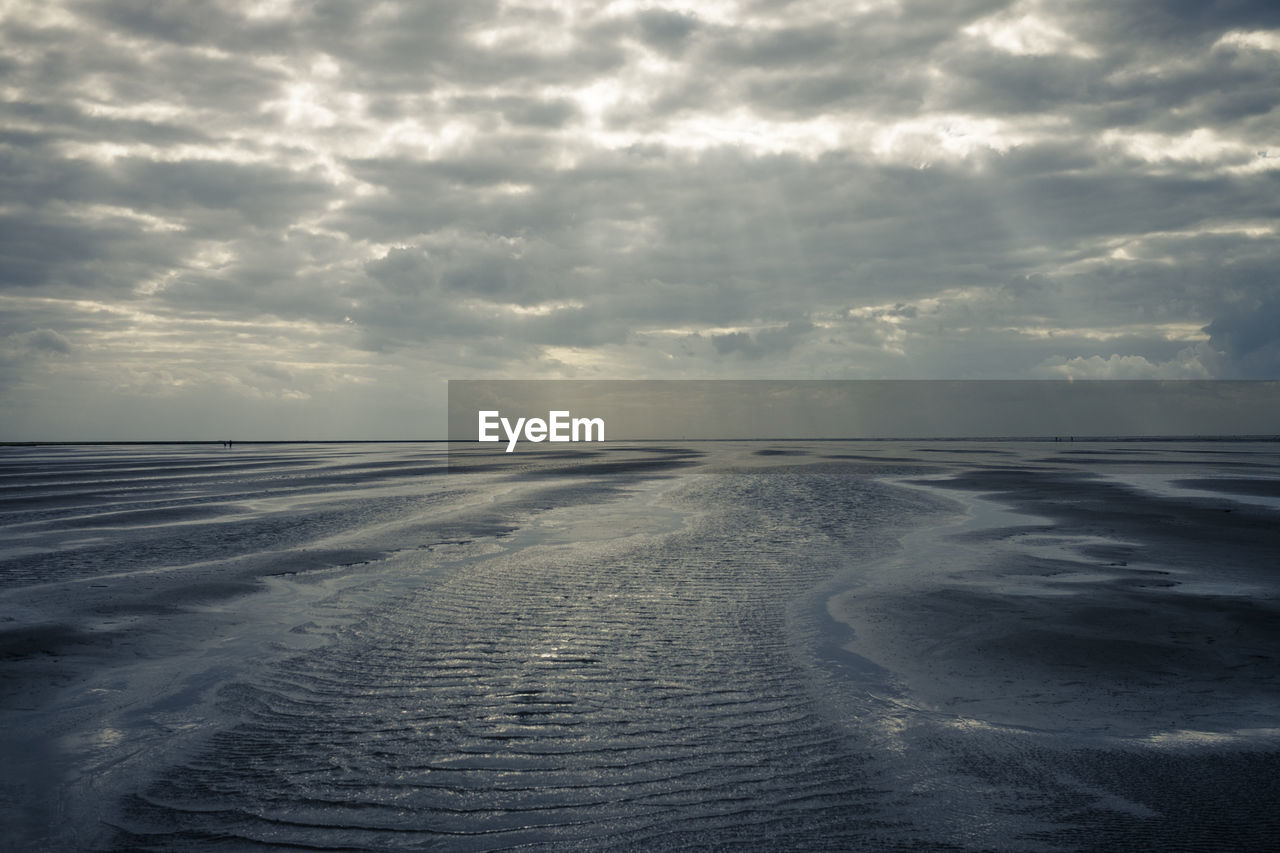 sky, cloud, horizon, ocean, water, sea, wave, beauty in nature, scenics - nature, nature, wind wave, shore, land, coast, sunlight, tranquility, environment, horizon over water, tranquil scene, motion, beach, no people, outdoors, sunset, dramatic sky, sand, idyllic, seascape, landscape, day, dawn