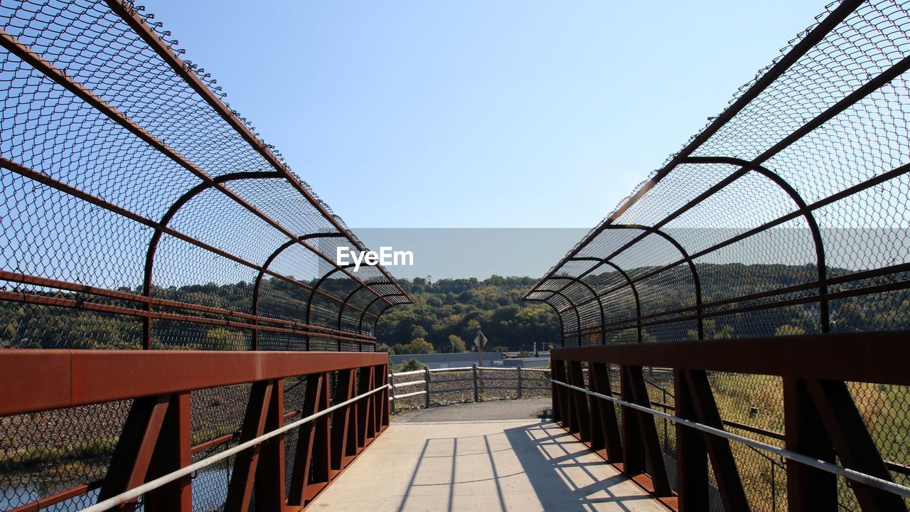 VIEW OF FOOTBRIDGE AGAINST SKY