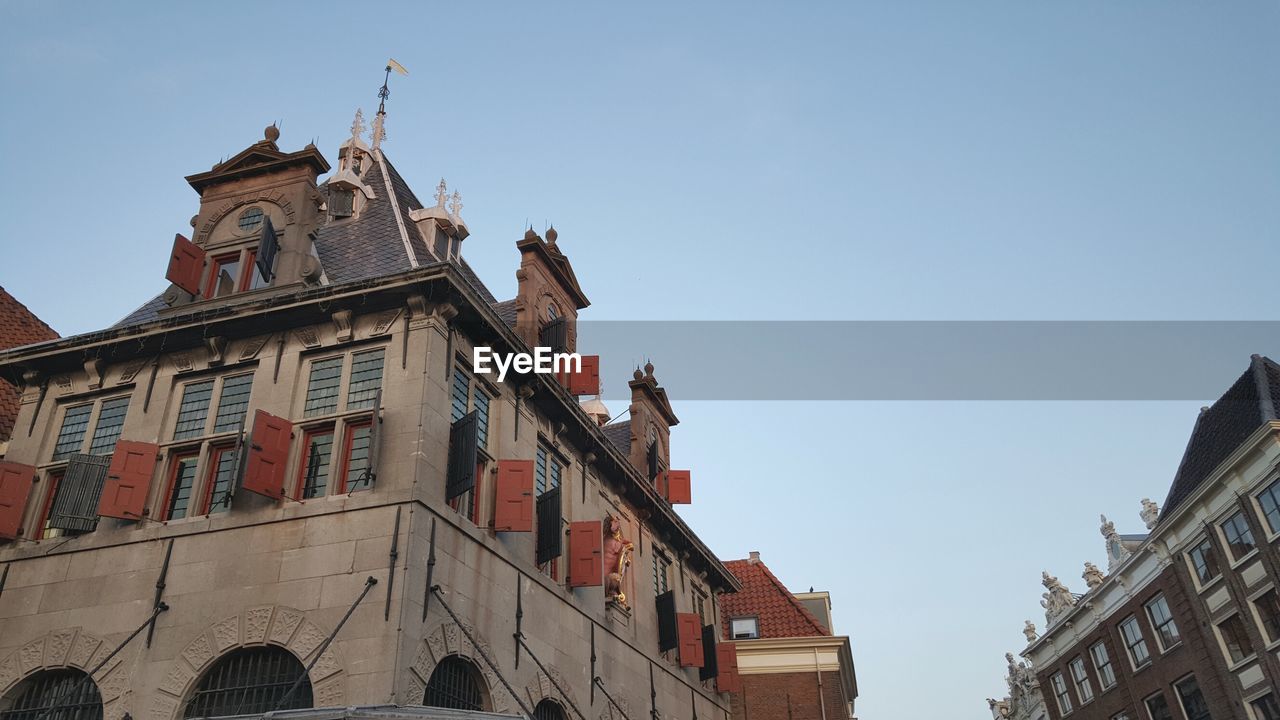 LOW ANGLE VIEW OF BUILT STRUCTURES AGAINST SKY