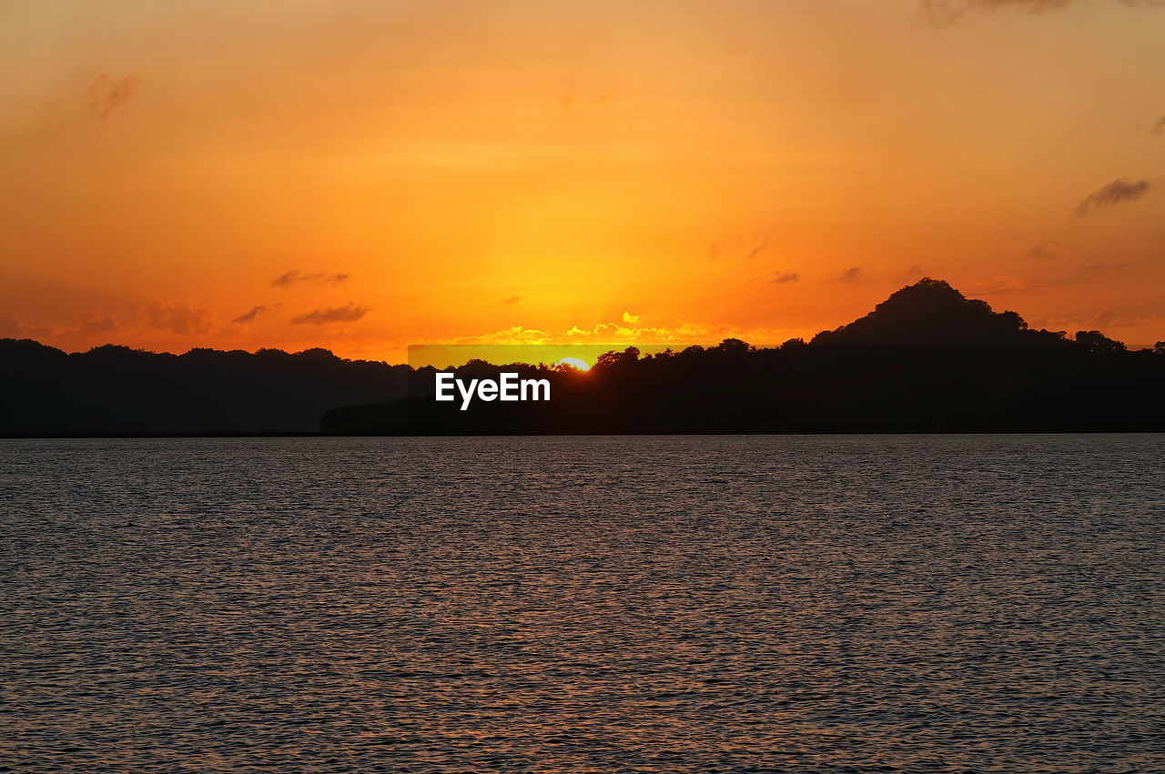SCENIC VIEW OF SEA AGAINST ROMANTIC SKY DURING SUNSET