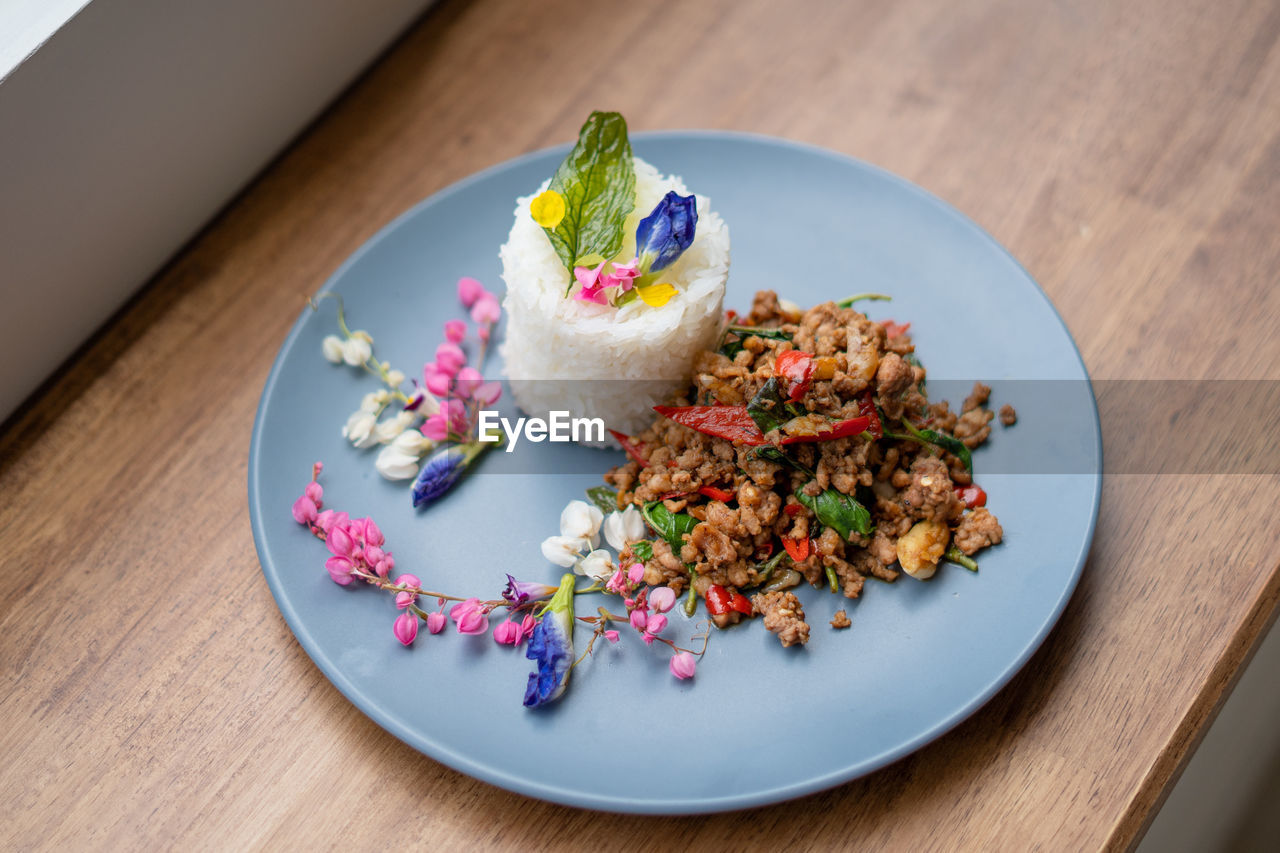 HIGH ANGLE VIEW OF FOOD ON TABLE