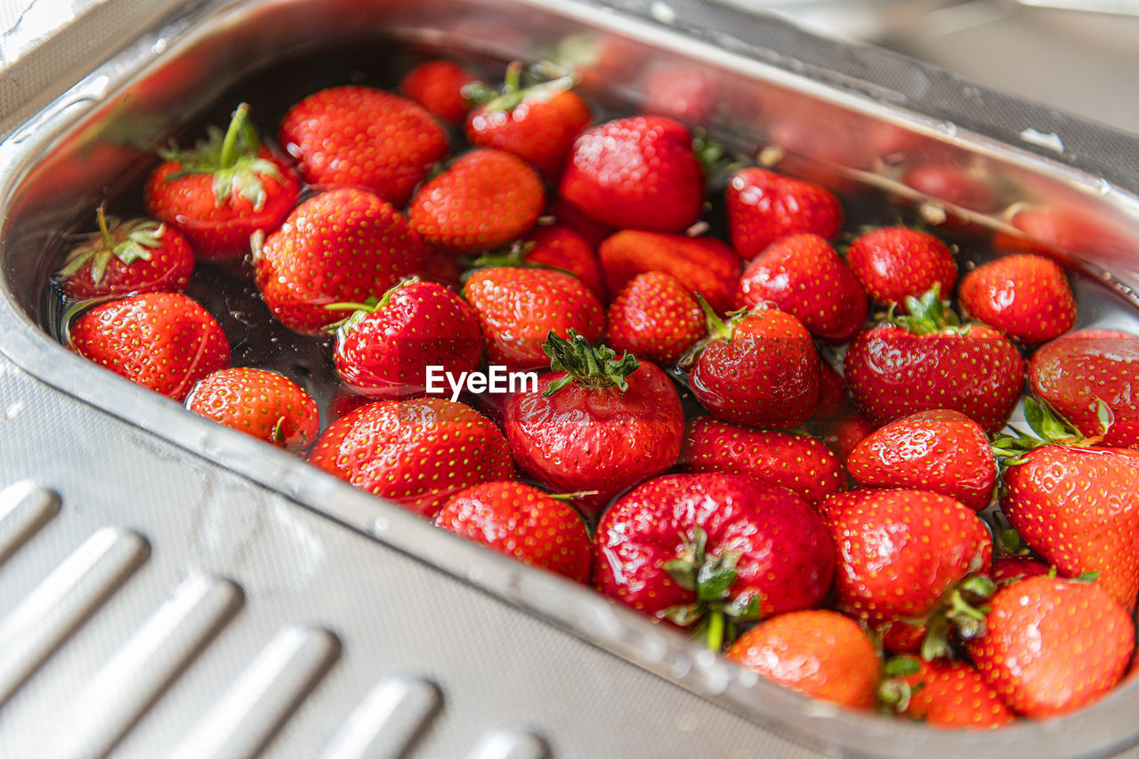 HIGH ANGLE VIEW OF STRAWBERRIES IN BOWL AT MARKET