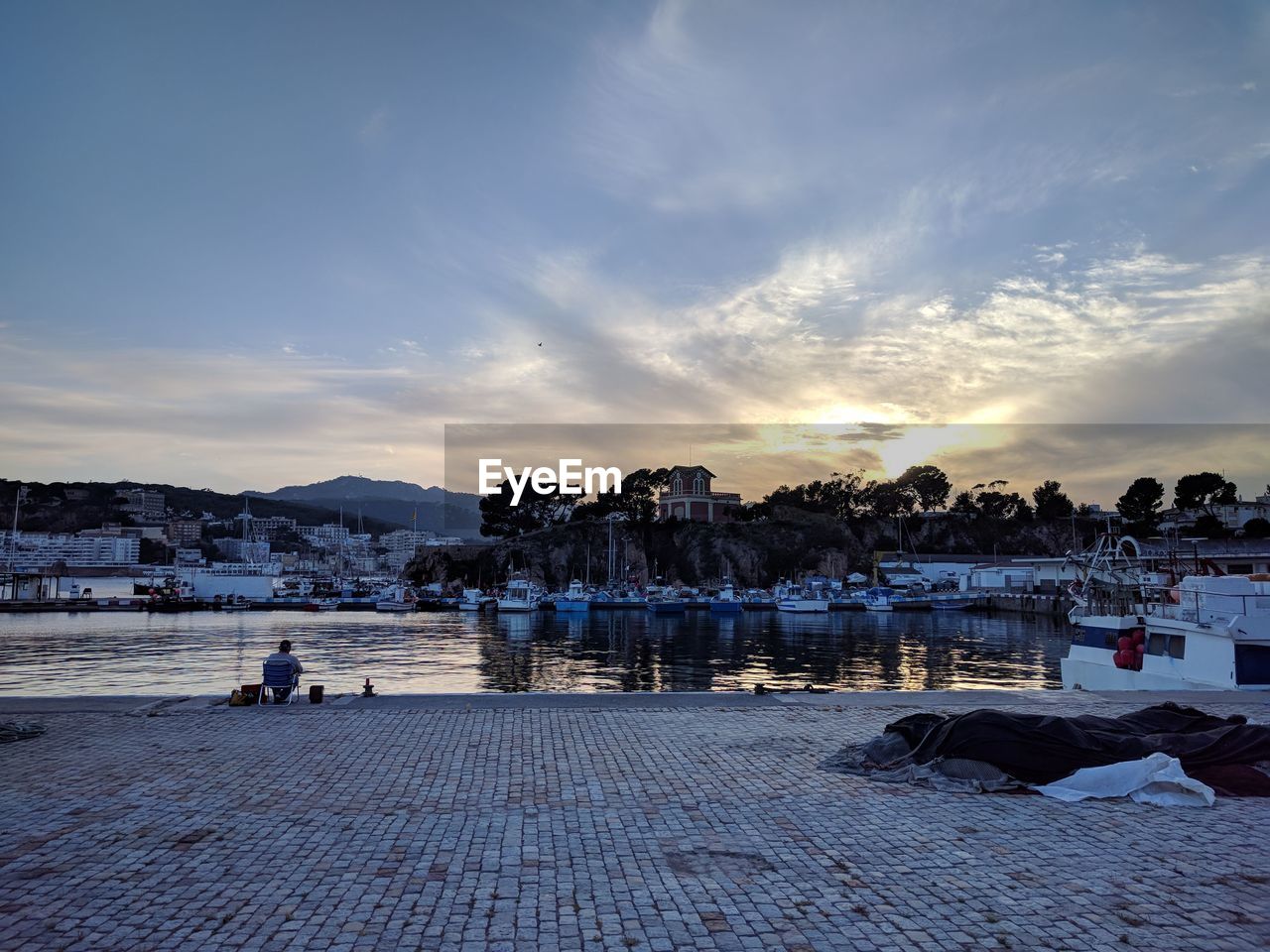 SCENIC VIEW OF SEA AND BUILDINGS AGAINST SKY