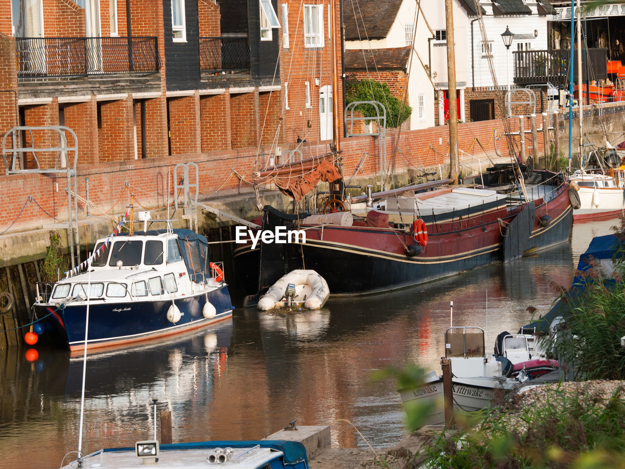 HIGH ANGLE VIEW OF SAILBOATS IN CANAL